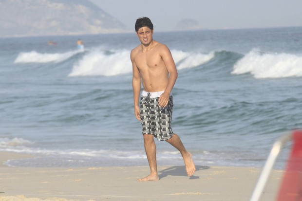 Daniel Rocha na praia (Foto: Marcos Ferreira / Photo Rio News)