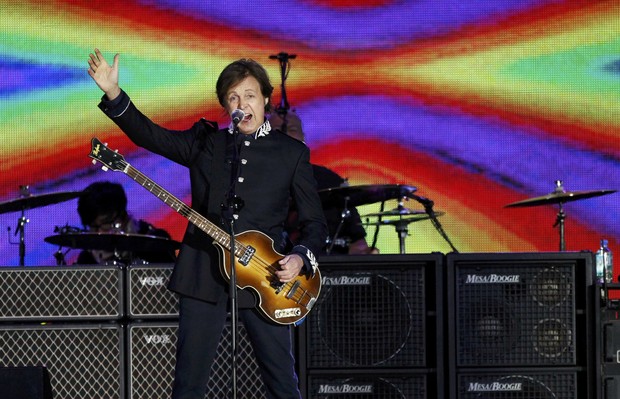 Paul McCartney no show que festejou o Jubileu de Diamante da Rainha Elizabeth II, em Londres (Foto: Reuters)