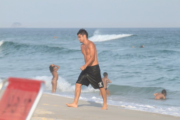 Bruno Gissoni na praia (Foto: Marcos Ferreira / Photo Rio News)