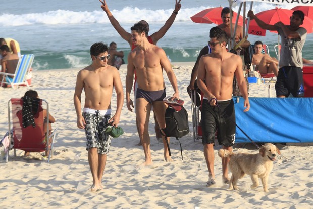 Bruno Gissoni, José Loreto e Daniel Rocha na praia (Foto: Marcos Ferreira / Photo Rio News)