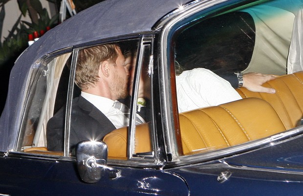 Drew Barrymore e Will Kopelman se beijam após se casarem em Los Angeles, nos Estados Unidos (Foto: Grosby Group/ Agência)