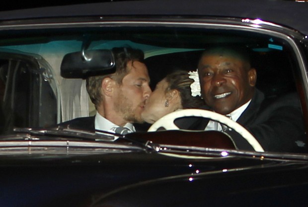 Drew Barrymore e Will Kopelman se beijam após se casarem em Los Angeles, nos Estados Unidos (Foto: Grosby Group/ Agência)