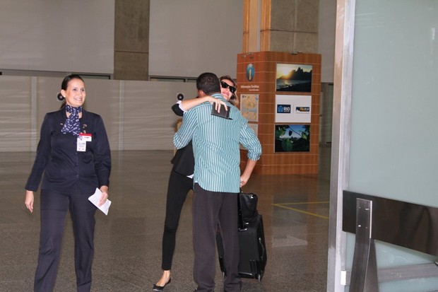 Gisele Bündchen desembarca no aeroporto internacional do Rio (Foto: Delson Silva e André Freitas/Ag News)
