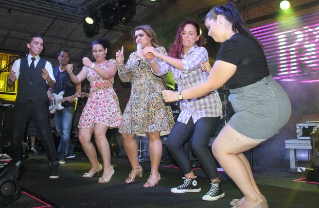 Preta Gil dança com fãs show em Belém (Foto: Wesley Costa/ Ag. News)