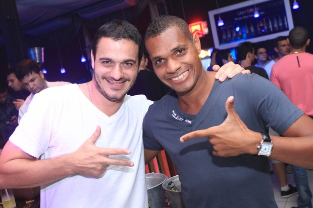 Ex-BBB Rafa e o DJ Tralha em boate no Rio (Foto: Raphael Mesquita/ Divulgação)