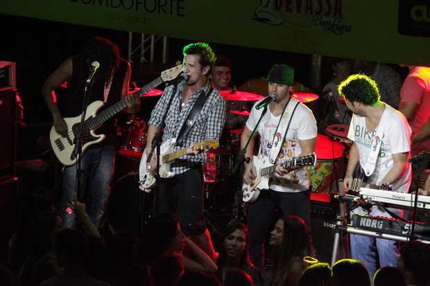 Tuca Fernandes toca com a Banda 5% em Salvador (Foto: Fred Pontes/ Divulgação)