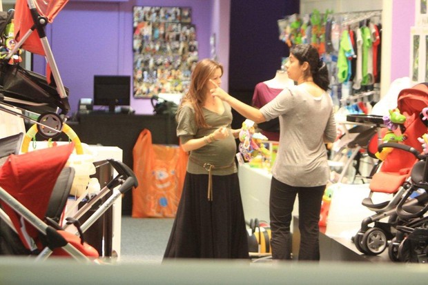 Bianca Castanho faz compras em loja do Rio (Foto: Delson Silva / Ag News)