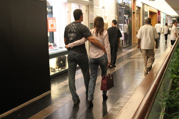 Luma de Oliveira vai ao cinema com o namorado (Foto: Daniel Delmiro / AgNews)