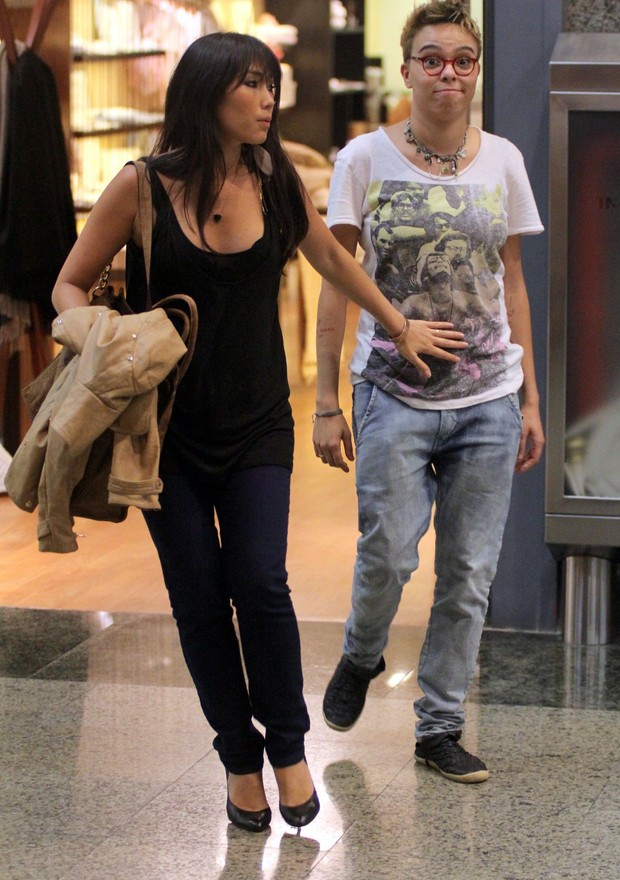 Daniele Suzuki e Maria Gadú em shopping no Rio (Foto: Marcus Pavão/ Ag. News)