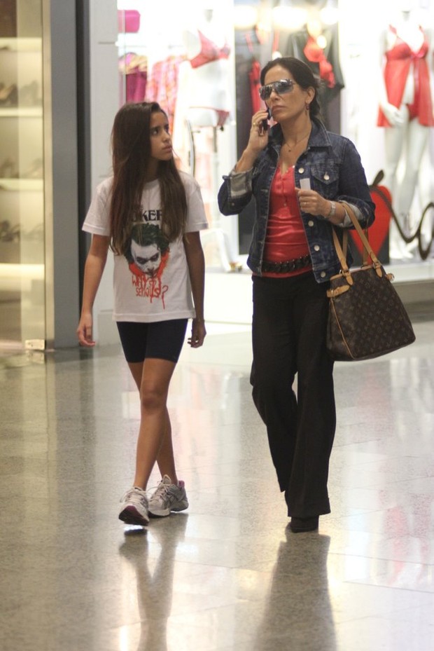 Glória Pires passeia com a filha Ana em shopping do Rio (Foto: Marcus Pavão / AgNews)