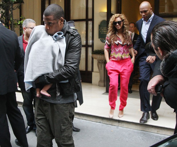 Beyoncé com Jay-Z e a filha do casal Blue Ivy em Paris, na França (Foto: Grosby Group/ Agência)