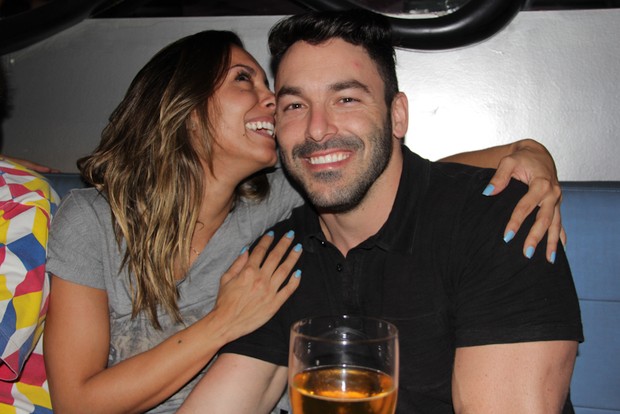 Ex-BBB Lia Khey com o namorado Ricardo Caversan em restaurante em São Paulo (Foto: Milene Cardoso/ Ag. News)
