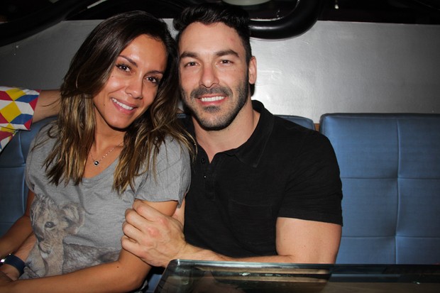 Ex-BBB Lia Khey com o namorado Ricardo Caversan em restaurante em São Paulo (Foto: Milene Cardoso/ Ag. News)