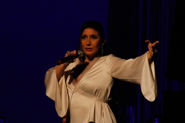 Zizi Possi no espetáculo ‘Samba Suor Brasileiro’ em São Paulo (Foto: Amauri Nehn/ Ag.News)