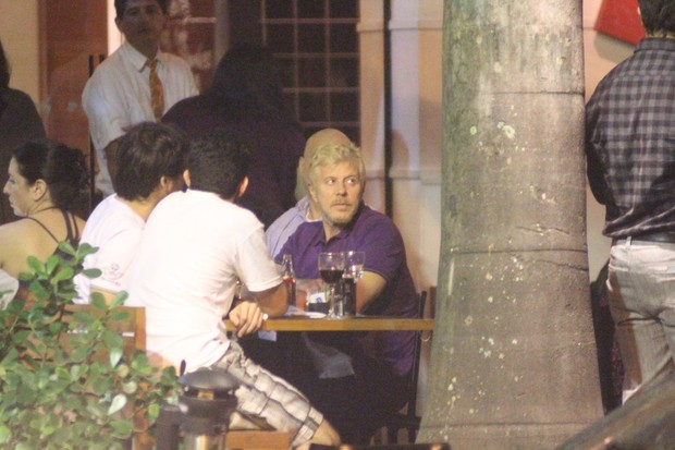 Miguel Falabella janta com amigos em restaurante na Zona Sul do Rio (Foto: Fausto Candelária/ Ag. News)