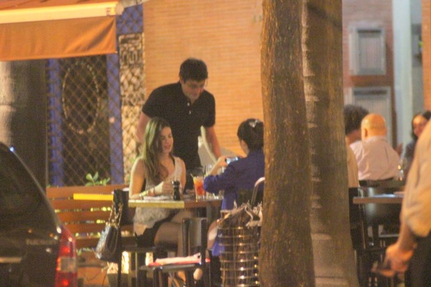 Sthefany Brito e Bruno De Luca com amigas em restaurante no Rio (Foto: Fausto Candelária/ Ag. News)