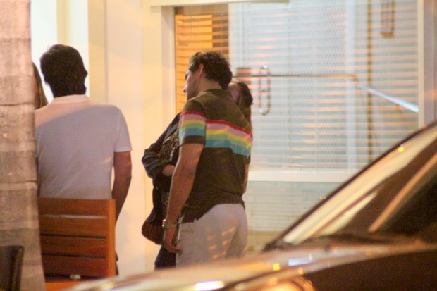Paulo Rocha com a namorada Juliana Pereira em restaurante no Rio (Foto: Fausto Candelária/ Ag. News)