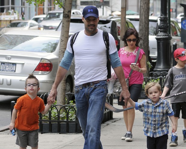Ricky Martin com os filhos Matteo e Valentino em Nova York, nos Estados Unidos (Foto: Grosby Group/ Agência)