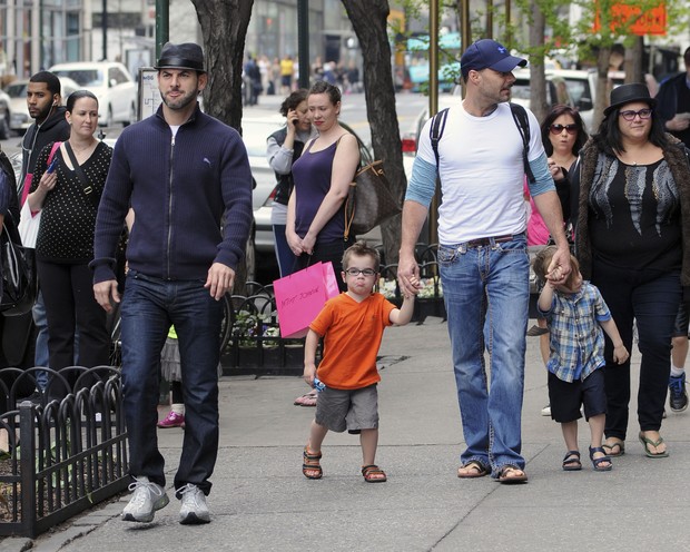 Ricky Martin com os filhos Matteo e Valentino e o namorado Carlos González  em Nova York, nos Estados Unidos (Foto: Grosby Group/ Agência)