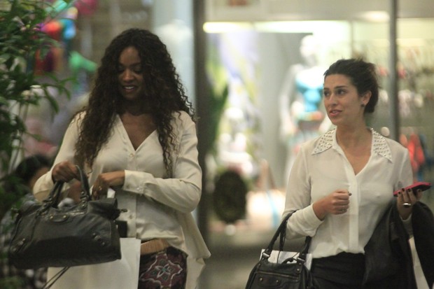 Cris Vianna e Fernanda Paes Leme em shopping do Rio (Foto: Marcos Ferreira / Photo Rio News)