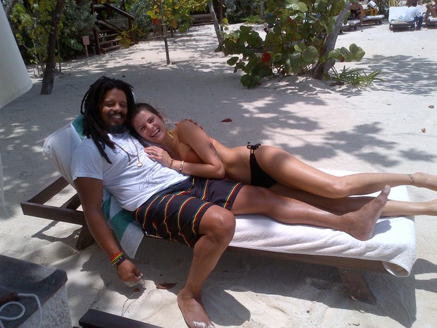 Isabeli Fontana e o noivo, Rohan Marley, em um resort em Ocho Rios, na Jamaica (Foto: Arquivo Pessoal)