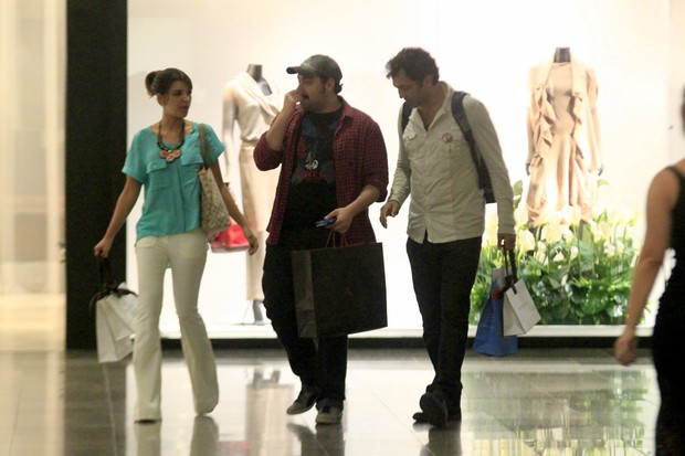 Mariana Rios, Tiago Abravanel e Domingos Montagner em shopping do Rio (Foto: Marcos Ferreira / Photo Rio News)