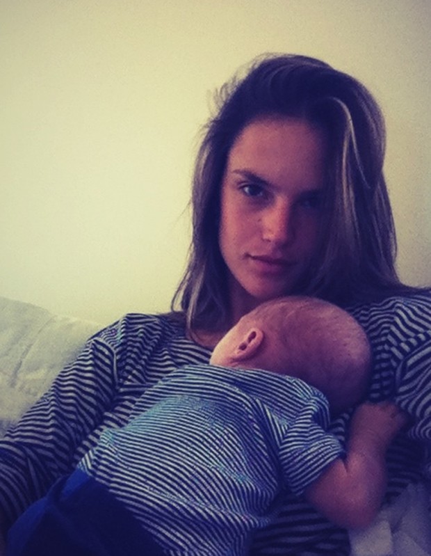 Alessandra Ambrósio posta foto com o bebê (Foto: Twitter / Reprodução)