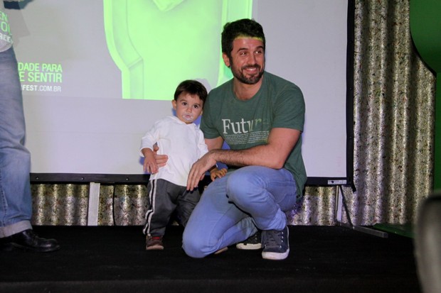 Eriberto Leão com o filho, João, e amulher (Foto: Alex Palarea/AgNews)