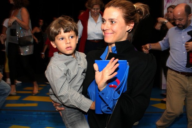 Carolina Dieckmann com o filho José em peça no Rio (Foto: Henrique Oliveira/ Foto Rio News)