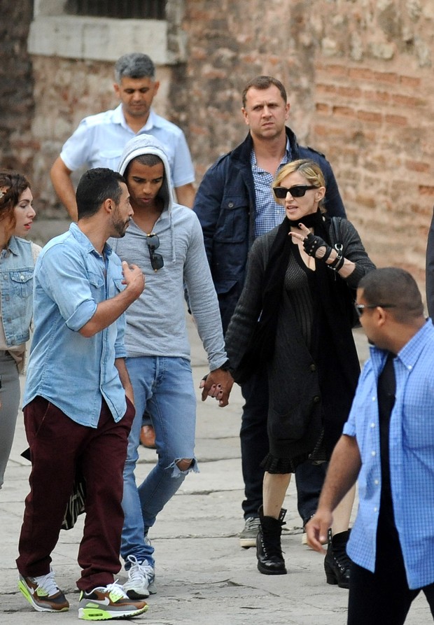 Madonna e o namorado Brahim Zaibat em Istambul, na Turquia (Foto: Grosby Group/ Agência)