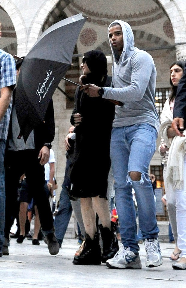 Madonna e o namorado Brahim Zaibat em Istambul, na Turquia (Foto: Grosby Group/ Agência)