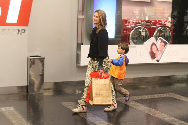 Carolina Dieckmann vai com o filho caçula, José, ao cinema no Rio (Foto: Daniel Delmiro / Ag. News)