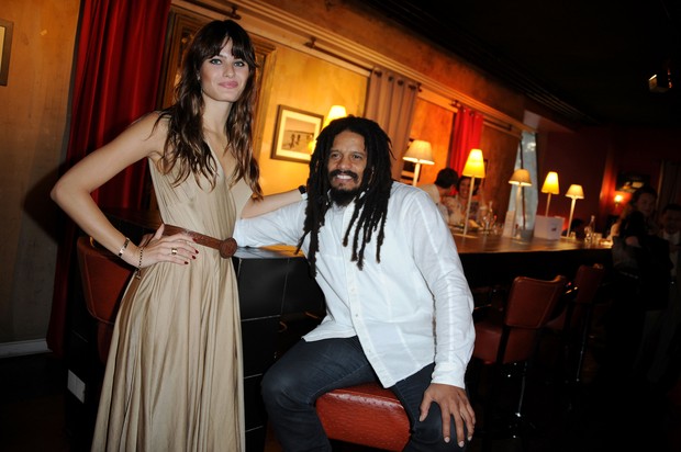 Isabeli Fontana e o noivo, Rohan Marley, na pré-estreia do documentário 'Marley The Definitive Story'  em Paris (Foto: Grosby Group)