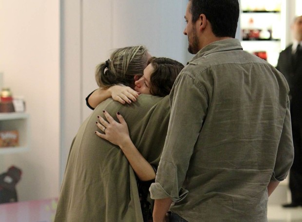 Bianca Castanho ganha beijo na barriga em aeroporto (Foto: Leotty Junior / AgNews)