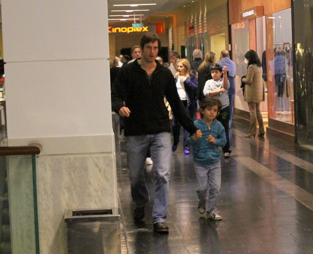 Vladimir Brichta e o filho passeiam no shopping (Foto: Daniel Delmiro/Ag. News)