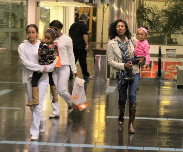 Glória Maria passeia com filhas em shopping do Rio (Foto: Daniel Delmiro/Ag. News)