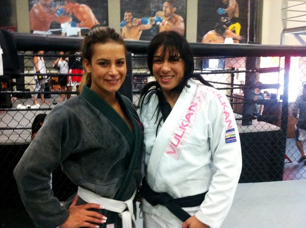 Lucilene Caetano e a lutadora de MMA Índia (Foto: Divulgação)