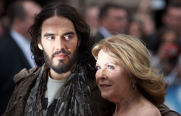 Russell Brand e mãe no "Rock of Ages" Premiere (Foto: afp)