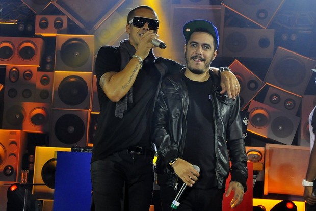Leandro Sapucay e Marcelo D2 em show no Rio (Foto: Roberto Teixeira/ EGO)