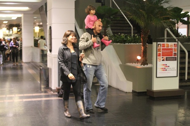 Amandha Lee e Nalbert com a filha Rafaela em shopping no Rio (Foto: Daniel Delmiro/ Ag. News)