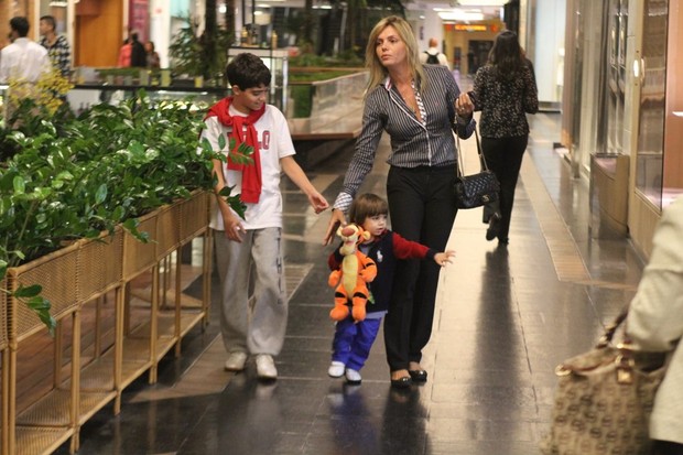 Miryan Marin com os filhos Rodrigo e Henrique em shopping no Rio (Foto: Daniel Delmiro/ Ag. News)