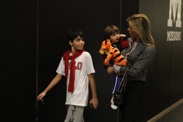 Miryan Marin com os filhos Rodrigo e Henrique em shopping no Rio (Foto: Daniel Delmiro/ Ag. News)