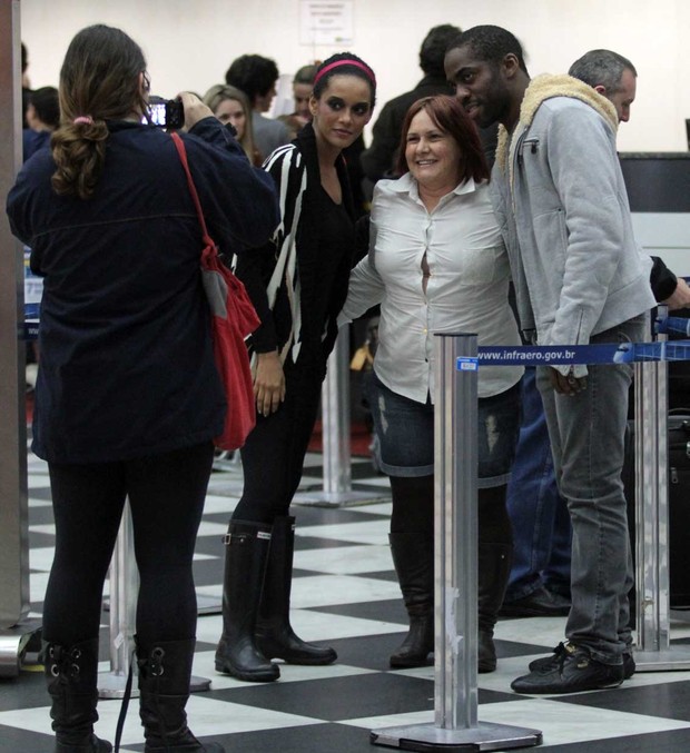 Taís Araújo e Lázaro Ramos trocam carinhos no aeroporto de Congonhas, em São Paulo (Foto: Orlando Oliveira/AgNews)