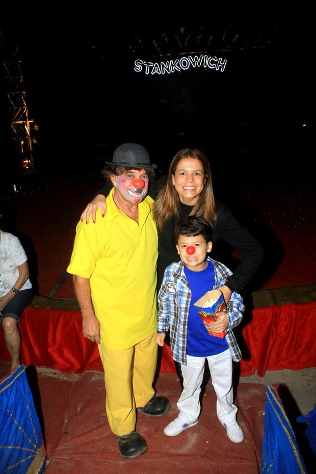 NIvea Stellman leva filho ao Circo Stankowich na Barra da Tijuca (Foto: Delson Silva / AgNews)