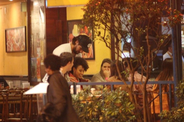 Sheron Menezzes vai com o namorado Saulo Bernard em restaurante no Rio (Foto: Fausto Candelária/ Ag. News)