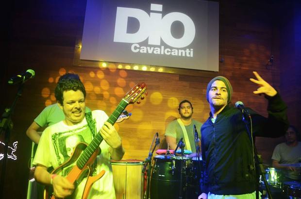 Thiago Martins canta com Dio Cavalcanti no Rio (Foto: Ari Kaye/ Divulgação)