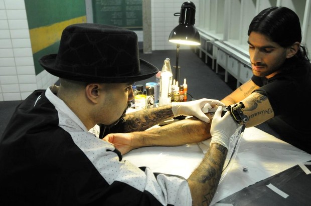 Loco Abreu encontra grafiteiro e tatuador Markone (Foto: Divulgação)
