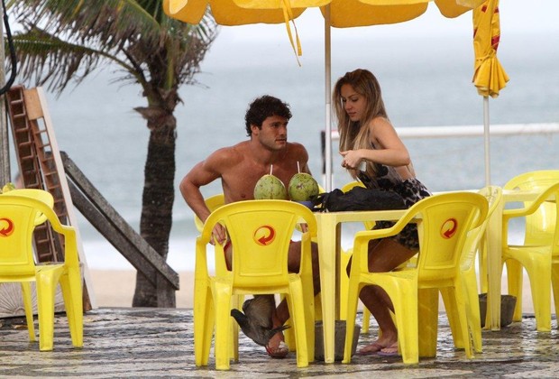 A ex-BBB Renata em quiosque da praia de Ipanema (Foto: André Freitas / AgNews)