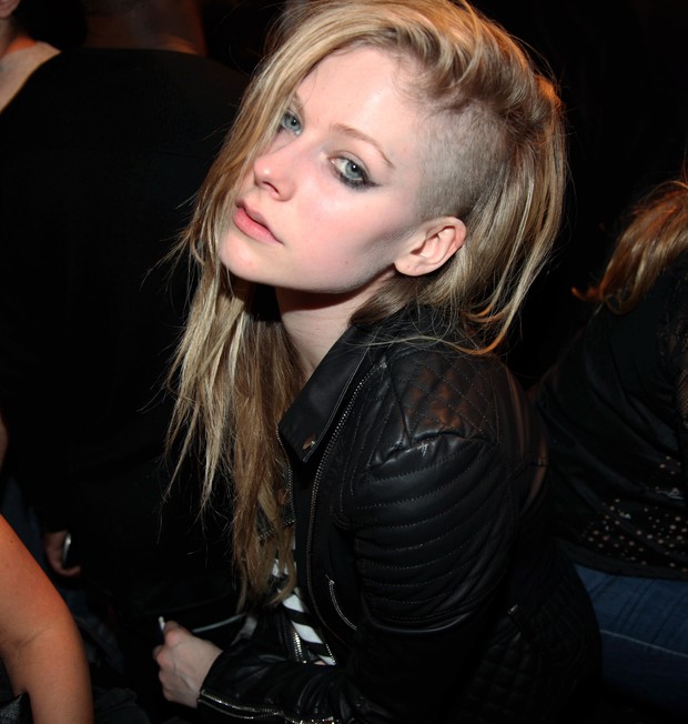 Avril Lavigne mostra novo visual: cabeça raspada (Foto: X17 / Agência)