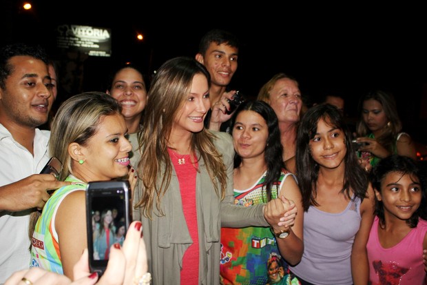 Grávida, Claudia Leitte posa com fãs em Paragominas, no Pará (Foto: Christian Emanoel/ Divulgação)